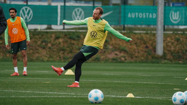 VfL Wolfsburg Spieler Maximilian Arnold schießt einen Ball im Training an der Volkswagen Arena.