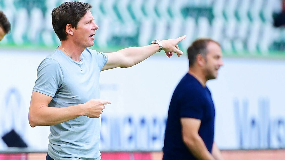 Der ehemalige VfL-Wolfsburg-Trainer Oliver Glasner dirigiert das Spiel seiner Manschaft von der Bank aus.