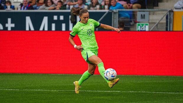 VfL-Wolfsburg-Spielerin Ewa Pajor nimmt den Ball an.