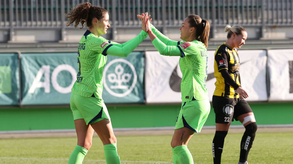 Die VfL-Wolfsburg-Spielerinnen Dominique Janssen und Ewa Pajor jubeln nach einem Tor.