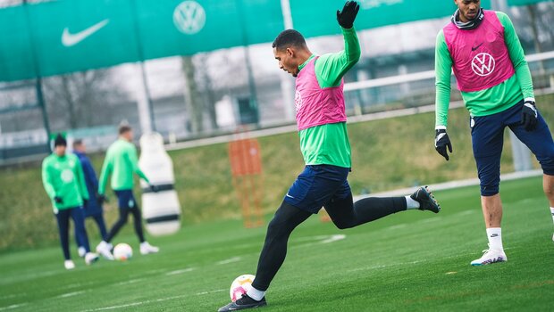 VfL-Wolfsburg-Spieler Lacroix schießt einen Ball im Training.
