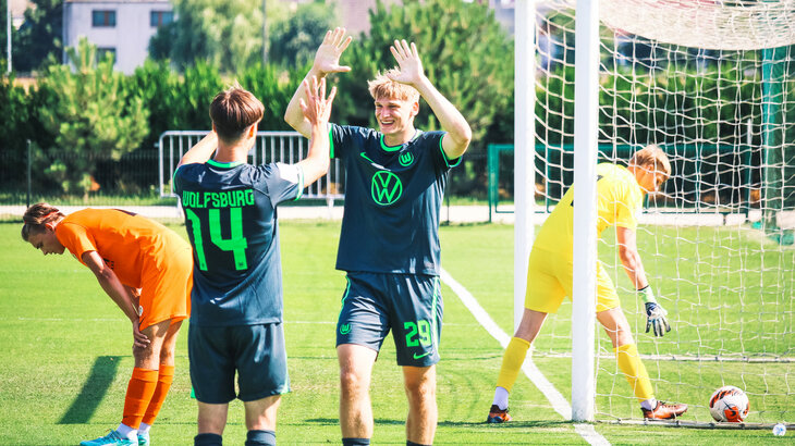 Spieler der VfL Wolfsburg U 19 klatschen sich ab.