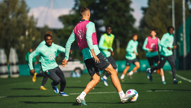 VfL-Wolfsburg-Spieler Kilian Fischer passt den Ball im Training.