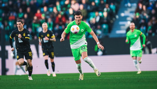 Der VfL-Wolfsburg-Spieler Jonas Wind läuft mit dem Ball.