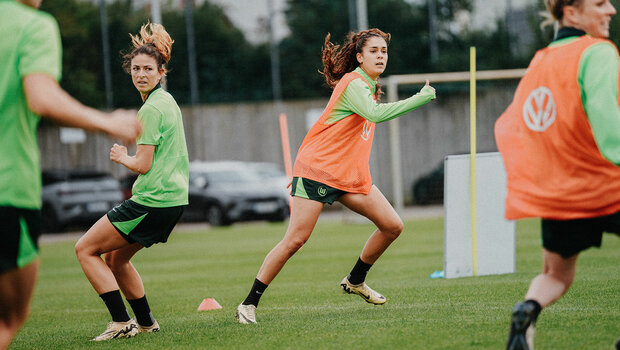 VfL-Wolfsburg-Spielerin Arias bei einer Koordinationsübung im Training.