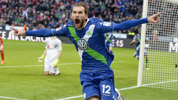 Der VfL-Wolfsburg-Spieler Bas Dost jubelt nach einem Tor.