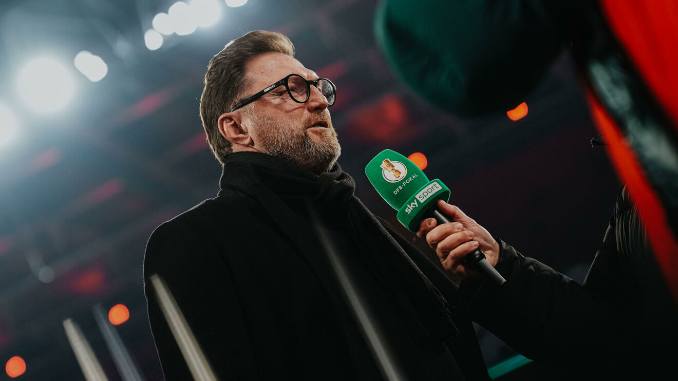 Der VfL-Wolfsburg-Trainer Ralph Hasenhüttl hat beim Interview ein Mikrofon vor sich.