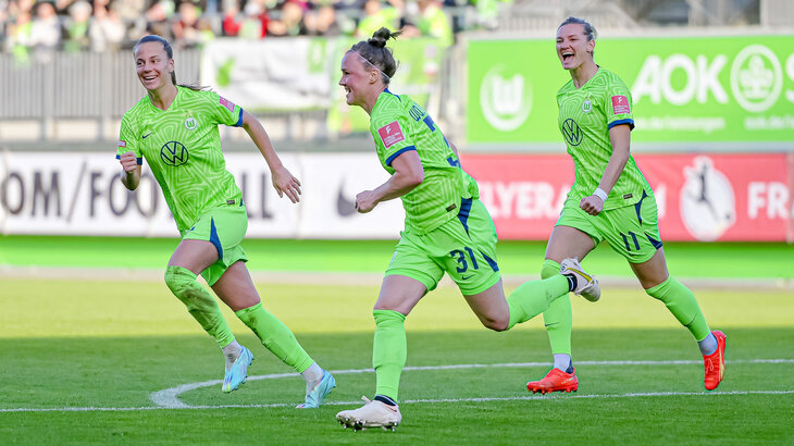 Die VfL Wolfsburg-Spielerin Marina Hegering jubelt nach ihrem Tor.