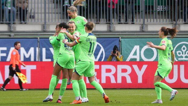 Die VfL-Wolfsburg-Spielerinnen jubeln zusammen nach einem Tor.