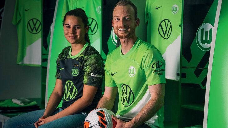 Lena Oberdorf und Maximilian Arnoldin den neuen Trikots des VfL Wolfsburg.