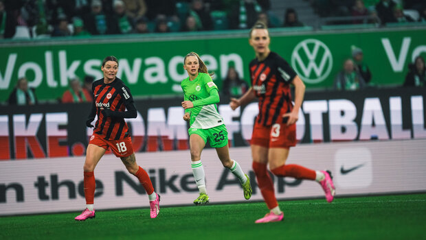 Die VfL-Wolfsburg-Spielerin Vivien Endemann läuft in großen Schritten vorwärts in Richtung Tor.