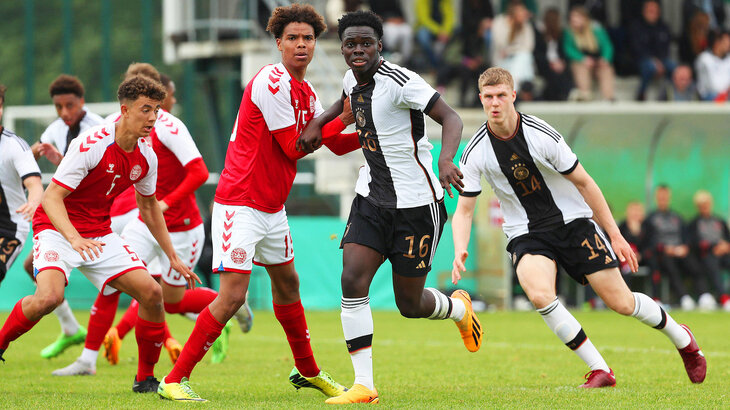 VfL Wolfsburg U19-Spieler Amaoko setzt sich im Nationaltrikot gegen einen Gegner durch.