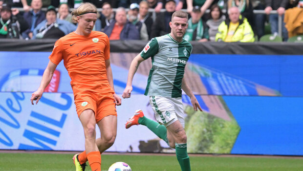 Der VfL-Wolfsburg-Spieler Sebastiaan Bornauw im Zweikampf um den Ball.