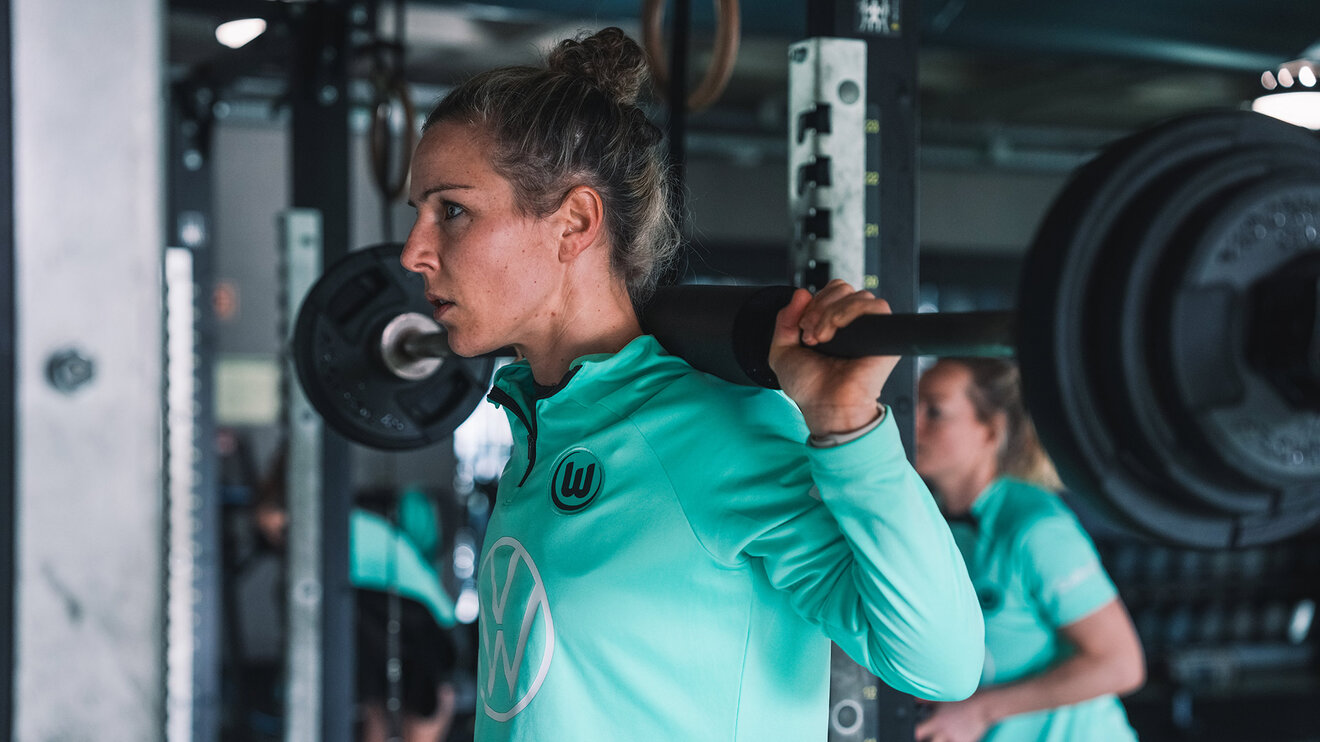 Die Spielerin Svenja Huth des VfL Wolfsburg beim Fitnesstraining.