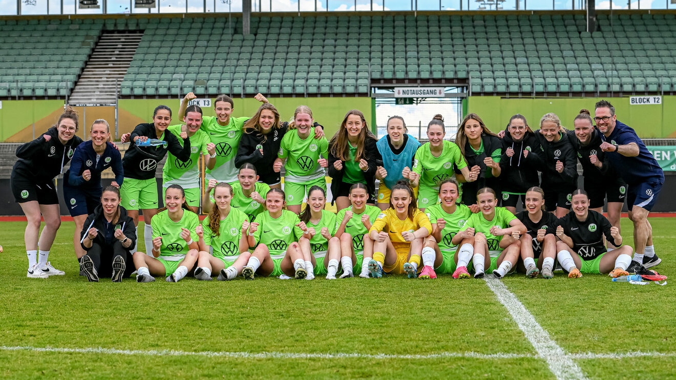 Das gesamt Team der VfL-Wolfsburg-U17-Juniorinnen jubeln nach einem Heimspiel. 