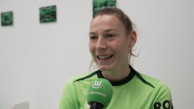 VfL-Wolfsburg-Spielerin Sarai Linder lächelt in ein Mikrofon.