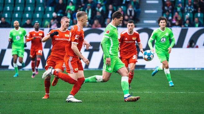 Der VfL Wolfsburg-Spieler Bialek läuft mit dem Ball.