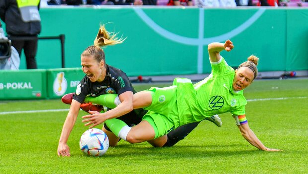 VfL-Wolfsburg-Spielerin Svenja Huth mit einer Grätsche um den Ball gegen eine Spielerin von Turbine Potsdam.