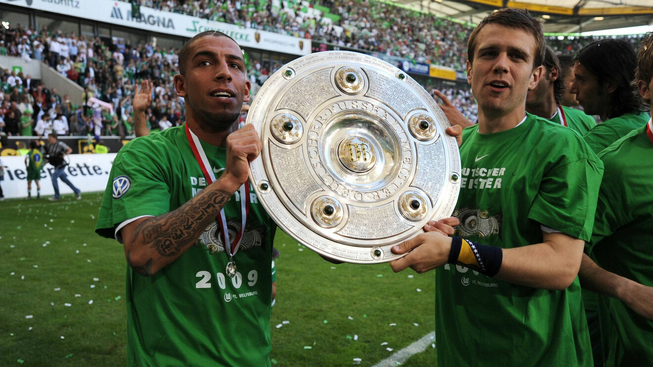 Die ehemaligen VfL Wolfsburg-Spieler Zvjezdan Misimovic und Ashkan Dejagah jubeln mit der Meisterschale.