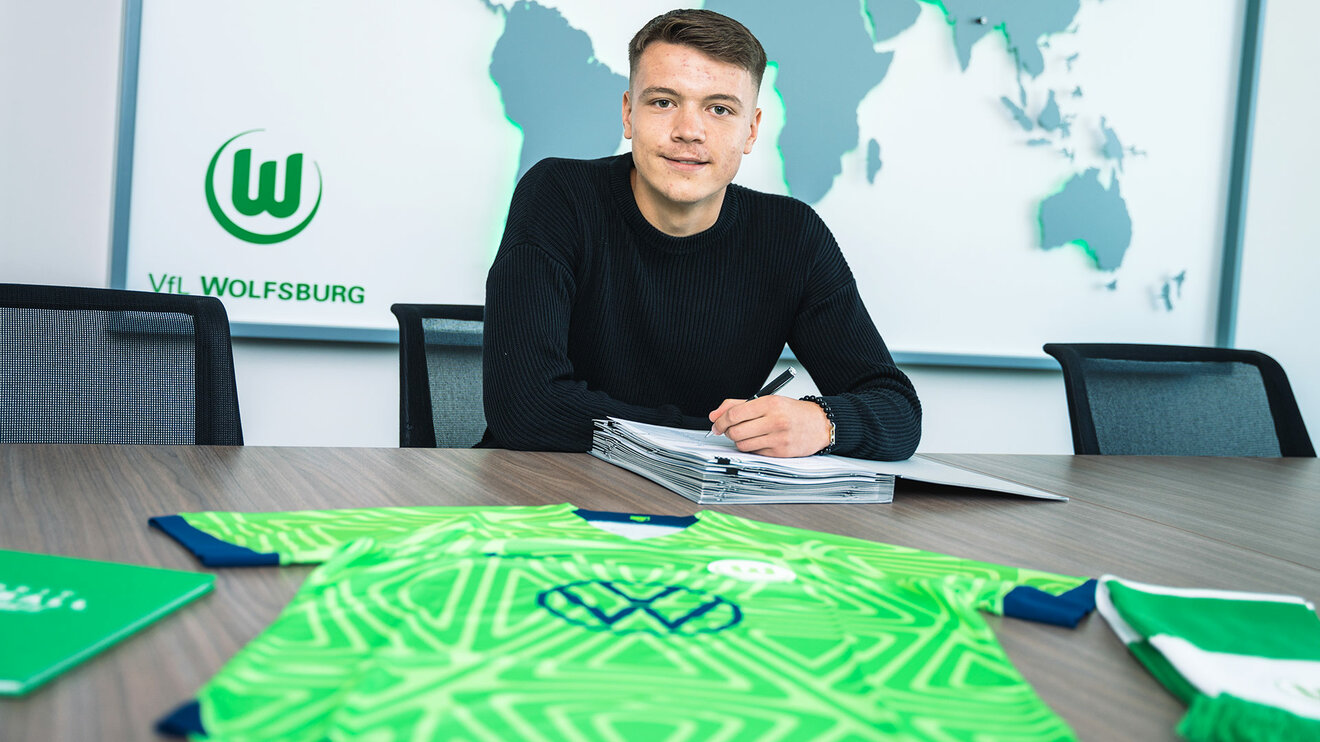 Der VfL Wolfsburg-Spieler Dzenan Pejcinovic unterschreibt seinen Vertrag beim VfL.
