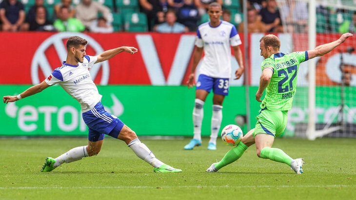 VfL Wolfsburg Spieler Arnold sichert sich den Ball im Duell mit einem Gegner.