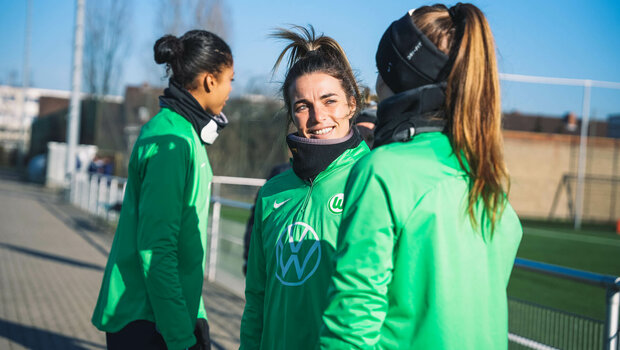 Die VfL Wolfsburg-Spielerinnen Sandra Starke und Tabea Waßmuth unterhalten sich vor dem Training.