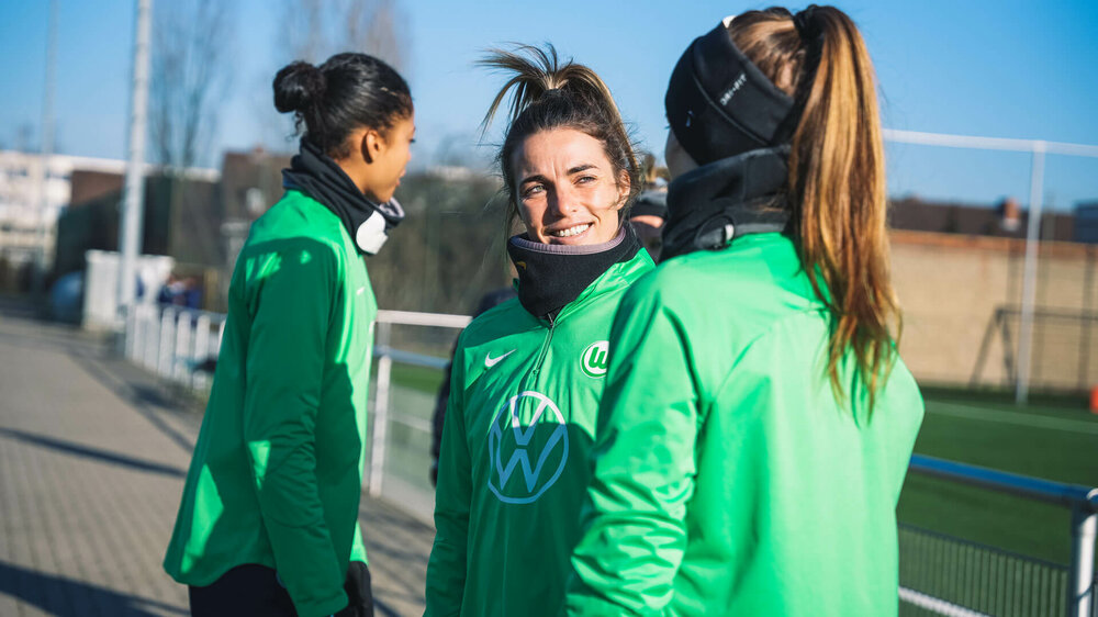 Die VfL Wolfsburg-Spielerinnen Sandra Starke und Tabea Waßmuth unterhalten sich vor dem Training.