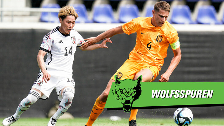 VfL-Wolfsburg-Spieler Micky van de Ven bei einem Spiel im trikot der Niederländischen Nationalmannschaft. Auf der rechten Bildhälfte ist das Logo der Wolfsspuren zu sehen.
