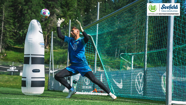 VfL Wolfsburg Keeper Casteels greift beim Torwarttraining nach dem Ball in der Luft.