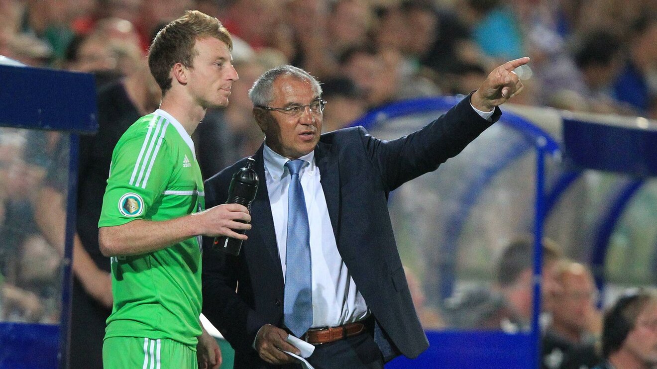 VfL-Wolfsburg-Spieler Maximilian Arnold bekommt von Felix Magath vor seinem Pokal-Einsatz Anweisungen an der Seitenlinien.