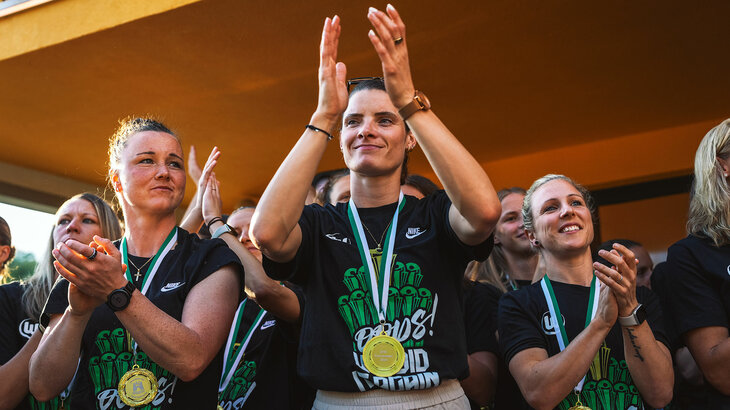 Die VfL-Wolfsburg-Spielerin Dominique Janssen klatscht in die Hände bei der Feier mit den Fans.