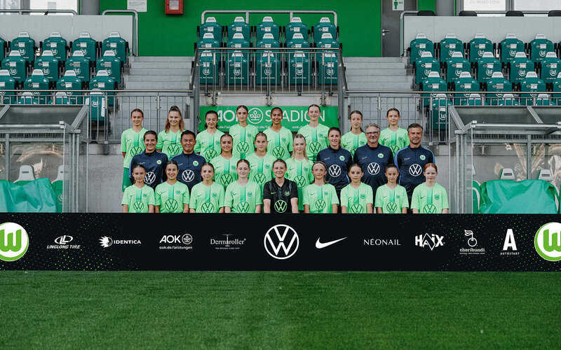 Das Juniorinnen U15-Team des VfL Wolfsburg posiert für ein Mannschaftsfoto.