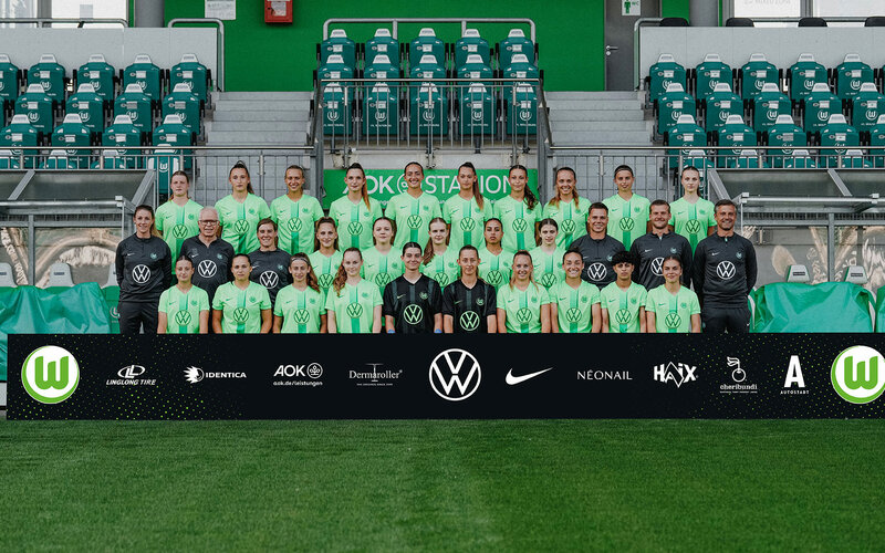 Das Juniorinnen U20-Team des VfL Wolfsburg posiert für ein Mannschaftsfoto.