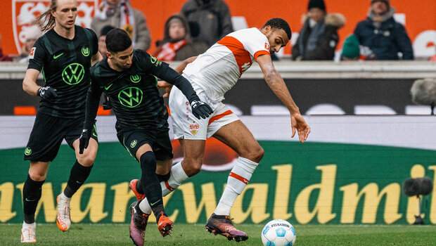 Der VfL-Wolfsburg-Spieler Mohammed Amoura im Zweikampf um den Ball.