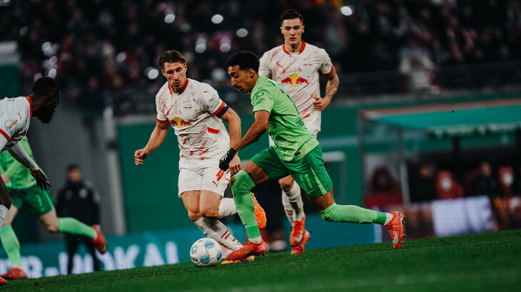 Der VfL-Wolfsburg-Spieler Tiago Tomas läuft mit dem Ball.