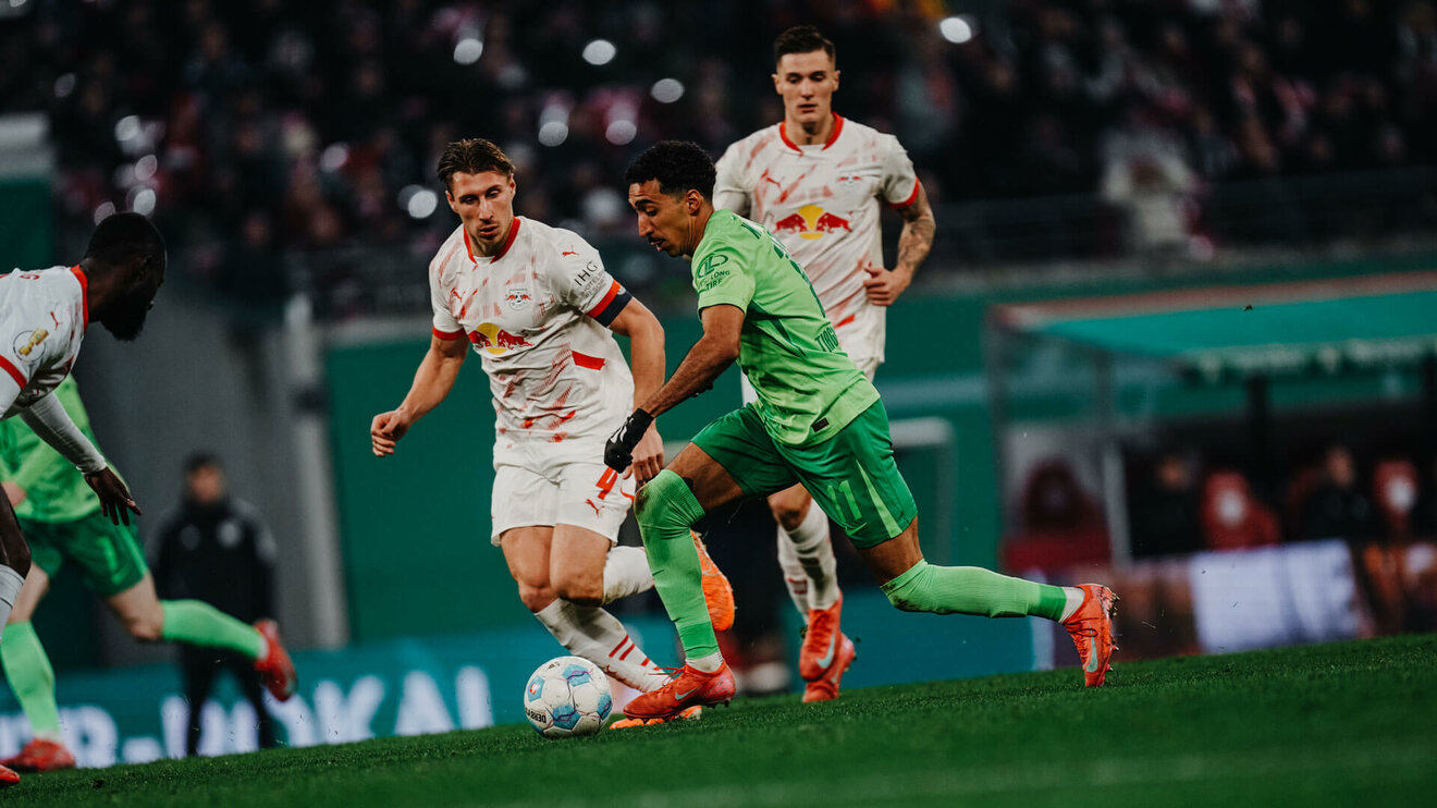 Der VfL-Wolfsburg-Spieler Tiago Tomas läuft mit dem Ball.
