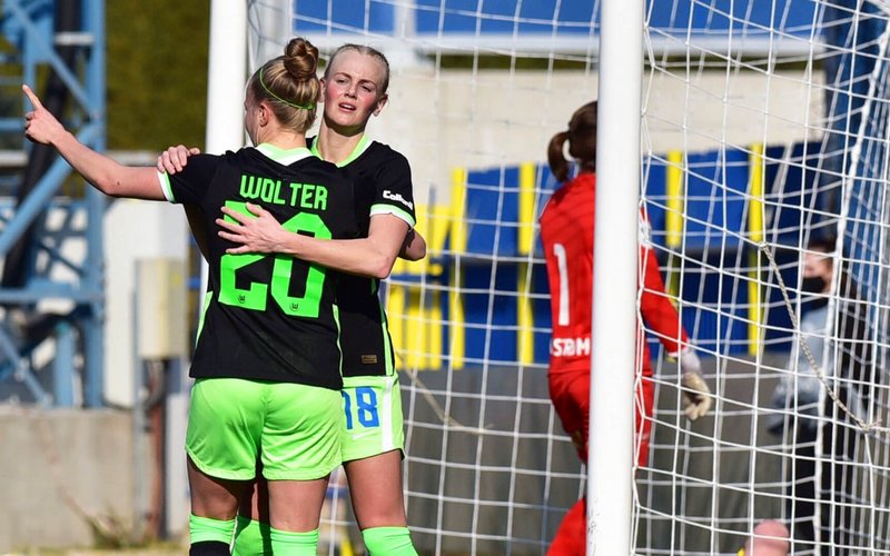 VfL Wolfsburg Spielerin Pis-Sophie Wolter jubelt mit einer Mitspielerin. 