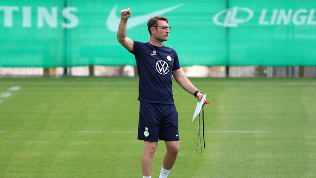 Der Co-Trainer des VfL Wolfsburg und Bruder Robert Kovac gibt den Spielern im Training Anweisungen.