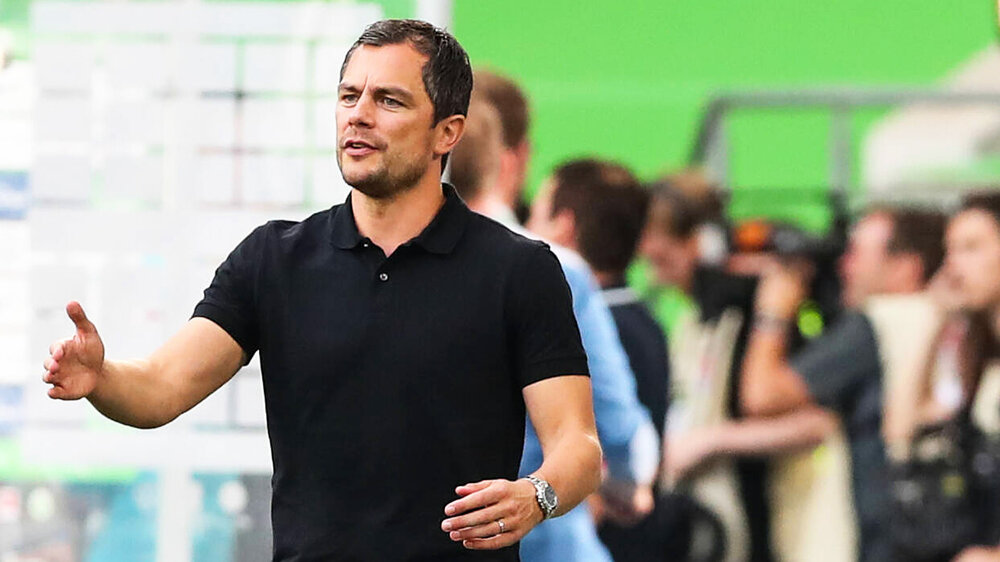 Der 38-jährige Sportdirektor Marcel Schäfer gestikuliert am Spielfeldrand mit seinen Händen.