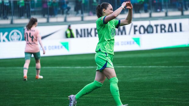 VfL-Wolfsburg-Spielerin Ewa Pajor jubelt im Spiel gegen Bremen.
