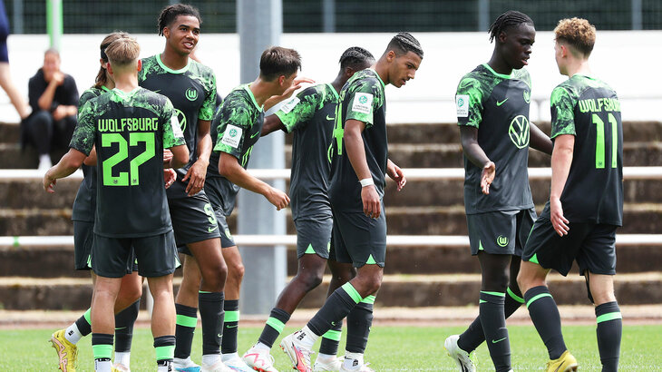 Spieler der U19 des VfL Wolfsburg während einem Spiel.
