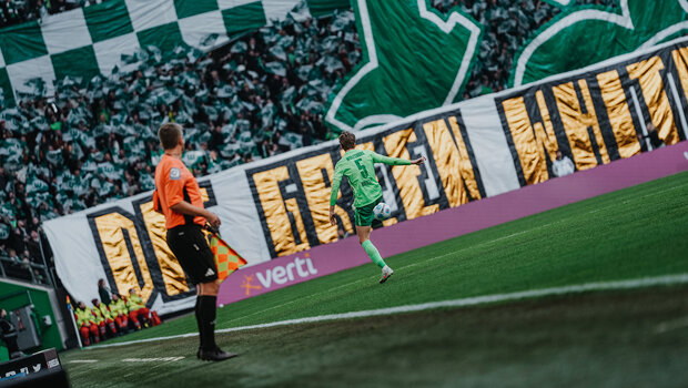 VfL-Wolfsburg-Spieler Mads Roerslev versucht mit einem hohen bein an den Fußball zu kommen.
