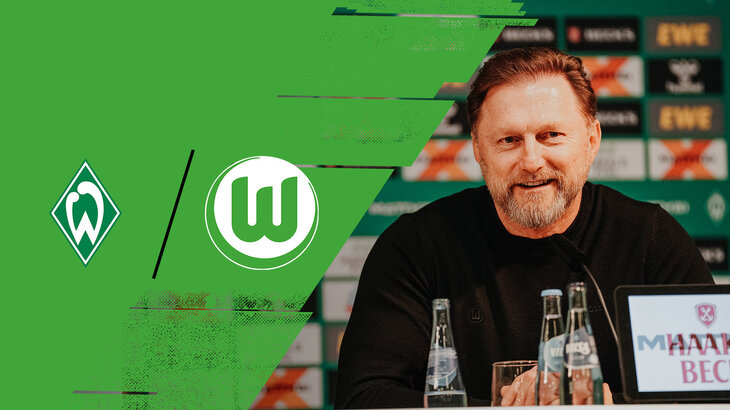 Pressekonferenz nach dem Auswärtsspiel in Bremen. VfL-Wolfsburg-Trainer Ralph Hasenhüttl lacht.