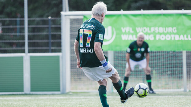 Spieler des VfL-Wolfsburg-Walking-Footballs schießt den Ball.