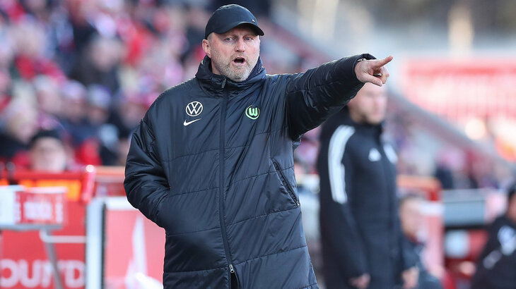 VfL-Wolfsburg-Trainer Ralph Hasenhüttl streckt einen Arm und gibt Anweisungen.