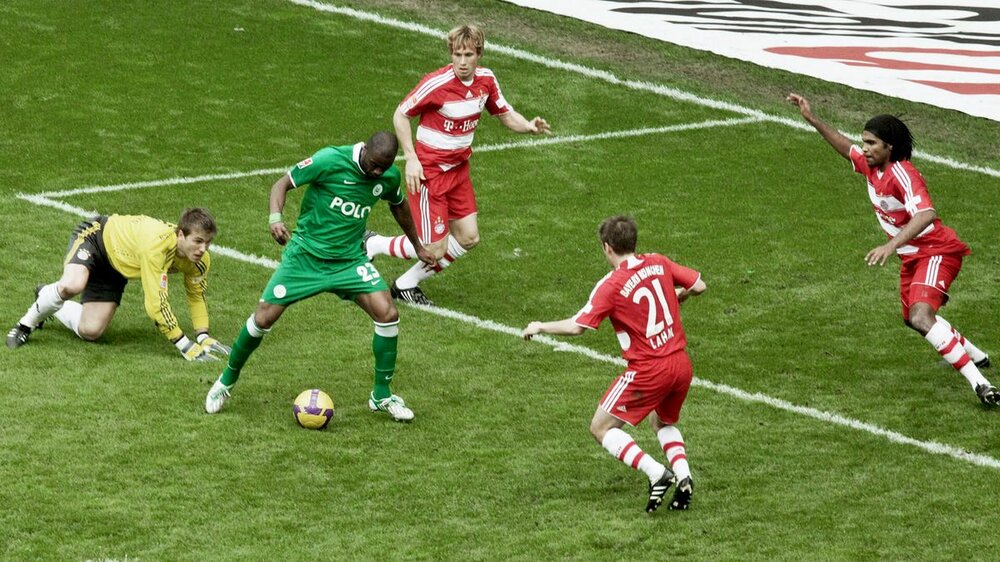 VfL Wolfsburg-Stürmer Grafite setzt sich gegen Gegenspieler des FC Bayern durch.