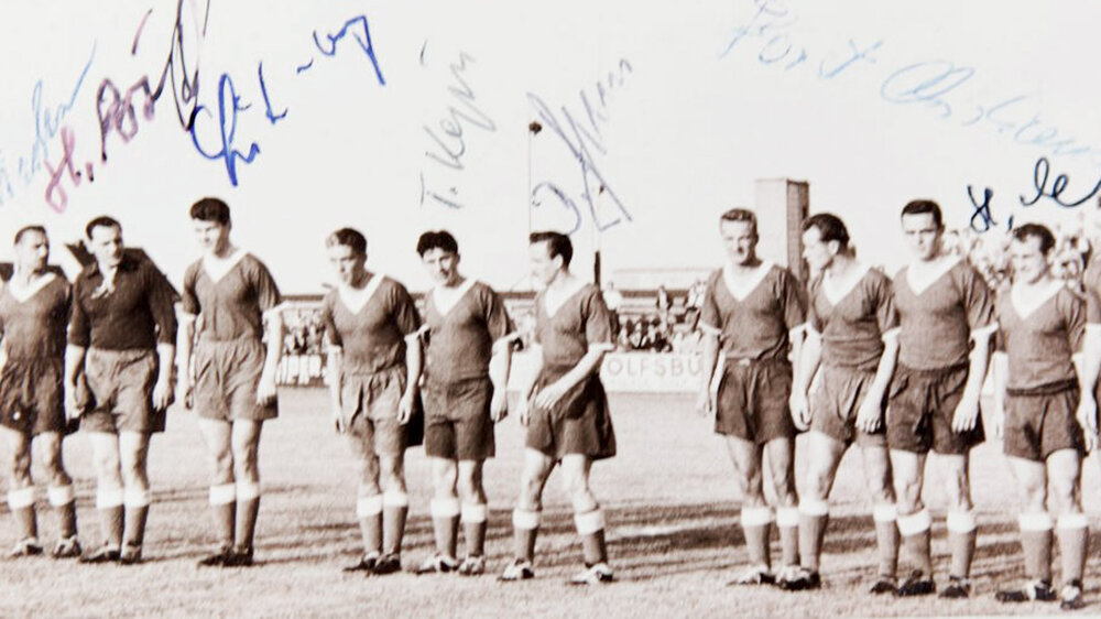Heimspiel der Wölfe gegen Bremerhaven im Jahr 1959. Dieter Gresens ist der Sechste von links.