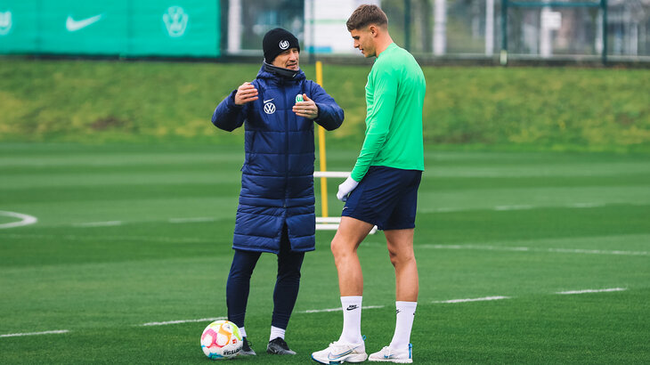 VfL-Wolfsburg-Trainer Niko Kovac im Gespräch mit Micky van de Ven.