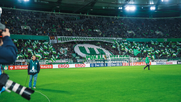 Fans des VfL Wolfsburg mit einer Choreographie in der Nordkurve vor dem Spiel gegen Leipzig..