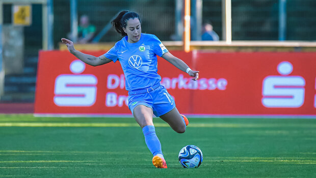 VfL-Wolfsburg-Spielerin Nuria Rabano Blanco schießt den Ball.